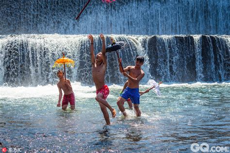 摄影师拍巴厘岛少年瀑布上戏水 花式冲澡不要太爽 _好玩_GQ男士网