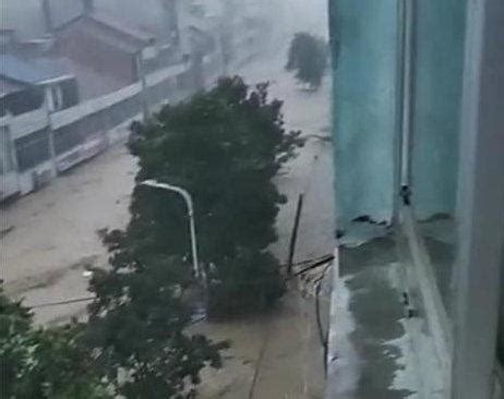 印度连降暴雨引发洪水 房屋瞬间被冲走_凤凰网视频_凤凰网
