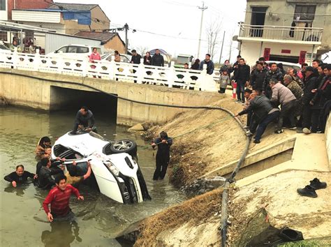 仙桃：小轿车坠河 40多名村民展开“拔河式”救援--湖北文明网