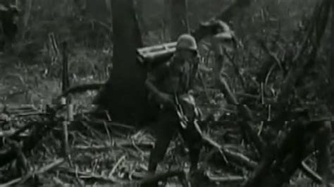 1939年8月，八路军第115师一部在鲁西梁山一带与日军激战。图为梁山战斗中八路军战士向日军射击-中国抗日战争-图片