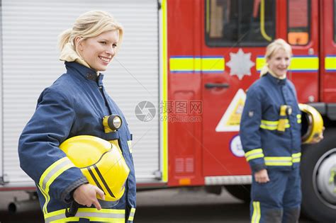2名女消防员 用一辆消防车合作伙伴两个人女性消防服消防消防队员情况同事中年人高清图片下载-正版图片320167484-摄图网