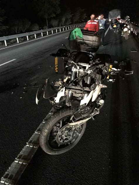 摩托车事故高清摄影大图-千库网
