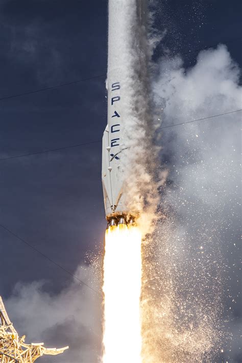 “重型猎鹰”首次商飞成功，SpaceX再进一步_凤凰网科技_凤凰网