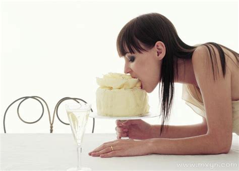 女人梦见吃蛋糕是什么意思预兆 - 原版周公解梦大全