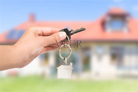 房地产经纪人给房子钥匙。照片摄影图片_ID:169745445-Veer图库
