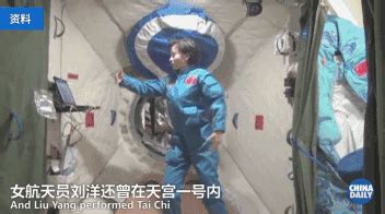 回顾我国女航天员王亚平太空授课，水滴在太空中原来是这样的！