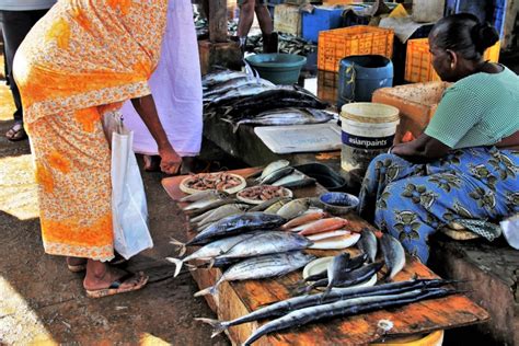 鱼市场处理新鲜鱼的渔民们高清图片下载-正版图片502071966-摄图网