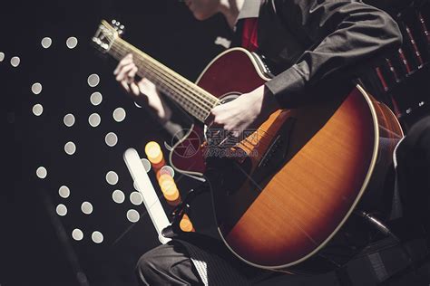 音乐会上的吉他手弹唱高清图片下载-正版图片300015405-摄图网