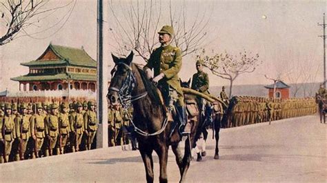 抗战时期的北京伪军，戴着日军帽扛着白蜡杆阅兵-搜狐大视野-搜狐新闻