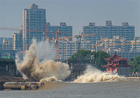 波涛汹涌！钱塘江现滚筒式潮水似万马奔腾_北京时间