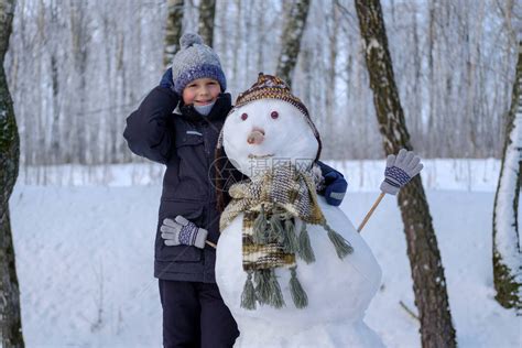 女孩在雪地里玩雪,国内旅游景点,旅游景点,摄影,汇图网www.huitu.com