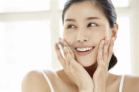 美女护肤保养面部保湿高清图片下载-正版图片501690284-摄图网