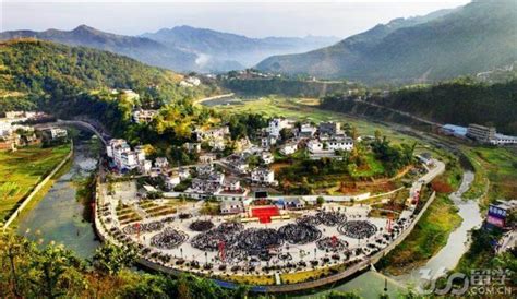 吉隆堡位于贵州省兴义市“一城三景”的万峰湖国家4A级名胜区内