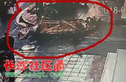 湘潭湘乡一广告牌突然掉落 砸伤两名路人_市州_长沙社区通