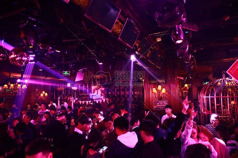 很嗨的酒吧夜场聚会与DJ高清图片下载-正版图片500530474-摄图网
