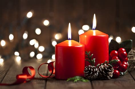 圣诞节气氛舒适一个女人点燃蜡烛在一块木板上满了坚果苹和一杯咖啡在低光高清图片下载-正版图片303410697-摄图网