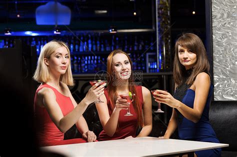周末派三位优雅的女士夜总会喝鸡尾酒高清图片下载-正版图片300477473-摄图网