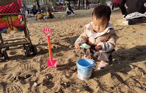 带女儿去公园玩沙子 - 飞刀博客
