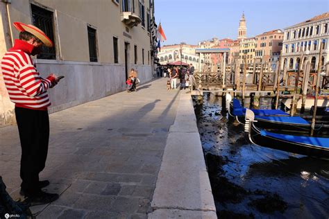 “水城”威尼斯遭遇罕见低潮 河床干涸贡多拉船搁浅