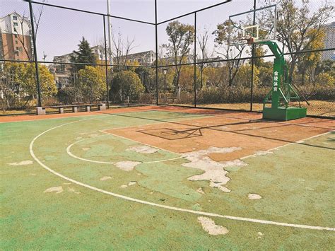 东湖公园篮球场：塑胶地面坑洞多——马鞍山新闻网