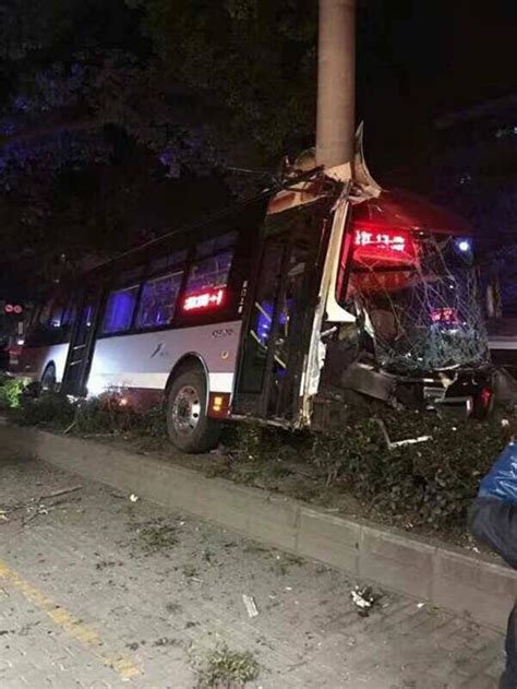 上海公交车撞电线杆司机身亡_即时新闻_首页_长江网_cjn.cn