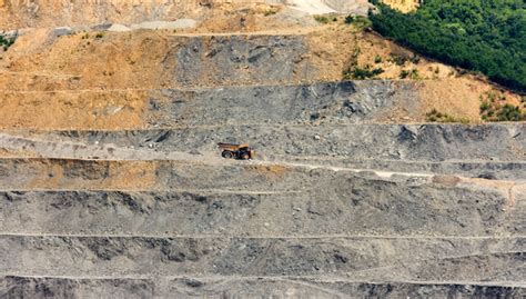 涉嫌非法采矿415万吨，紫金矿业子公司被立案调查|界面新闻
