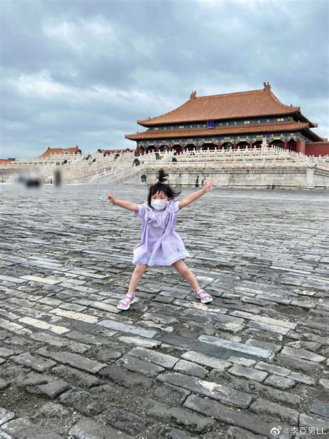 李亚男晒故宫打卡照 女儿身穿紫色裙俏皮可爱——上海热线娱乐频道