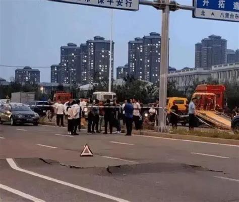 北京望京地区路面塌陷 出现4平方米大坑(图)_凤凰网