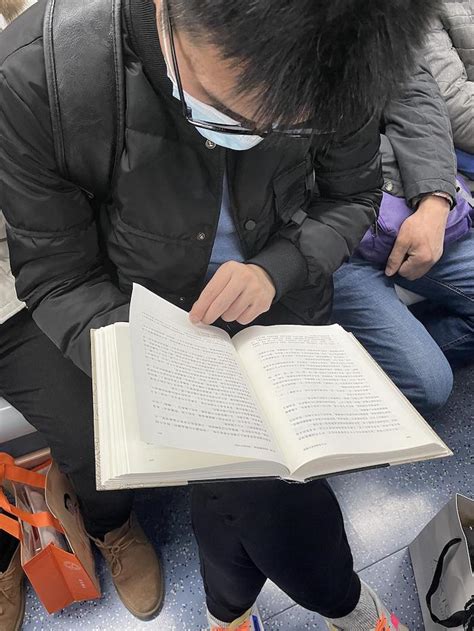 上海地铁上的读书人，最近一年在读什么？_翻书党_澎湃新闻-The Paper