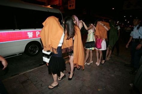 香港夜查黑帮酒吧扫黄 拘捕62名陪酒女(组图) - 青岛新闻网