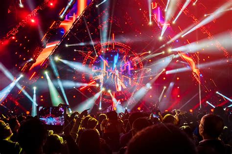 音乐节演唱会歌谣祭狂热的舞台现场和观众高清图片下载-正版图片500944354-摄图网