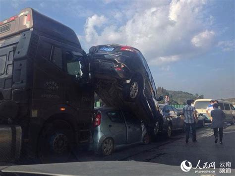 云南：昆石高速连发交通事故 小车被货车追尾后“叠罗汉”|相撞|追尾_凤凰资讯
