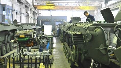 俄罗斯著名军工厂组装线超高清新照 生产任务是非常饱满|组装线|步兵战车|战车_新浪新闻