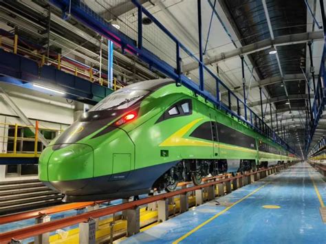 鹤岗铁路正式通车，开入“绿巨人”！