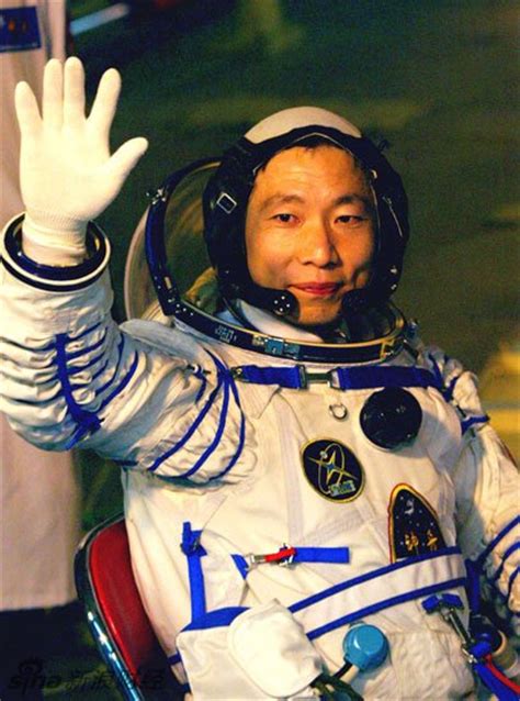 17年前的今天，我国第一位宇航员杨利伟乘坐神舟五号飞向太空……|杨利伟_新浪新闻