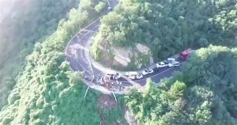 北京密云区云蒙山石郎路一辆吊车坠落50米山崖，消防索降救出司机 | 北晚新视觉