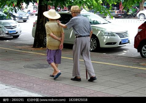 相互搀扶的老年夫妇高清图片下载_红动网