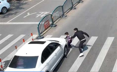 惊险！孩子被撞瞬间 金华这位父亲一把拽回浙江在线金华频道
