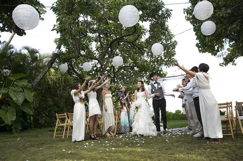 举办室外草坪婚礼新婚夫妇和亲朋好友高清图片下载-正版图片502020440-摄图网