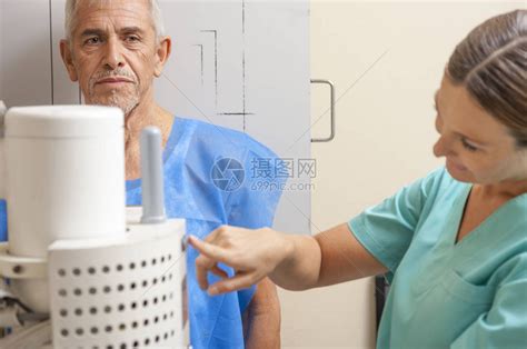 医生和病人在临床上握手的镜头高清摄影大图-千库网
