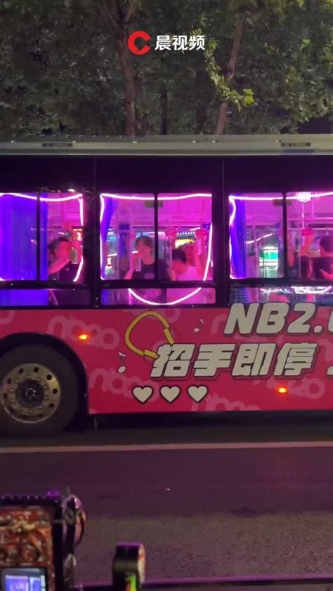 常德街头现“公交车酒吧”，交通局回应：不影响安全驾驶_腾讯视频