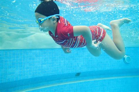 游泳馆学习游泳的小女孩高清图片下载-正版图片502361247-摄图网