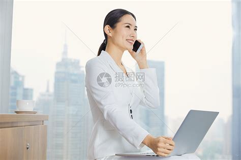 职场女性电话沟通高清图片下载-正版图片501302141-摄图网