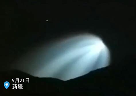 新疆夜空飞过巨型发光不明飞行物体！分析：俄罗斯火箭__财经头条