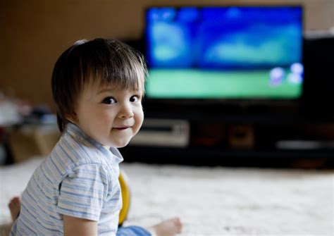 看电视的小朋友和小婴儿元素素材下载-正版素材401550168-摄图网