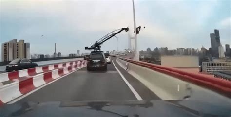 一车载摇臂在南浦大桥撞灯柱坠落