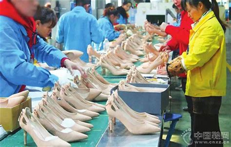 中国工厂实拍，运动鞋制造过程，流水线式作业！_腾讯视频