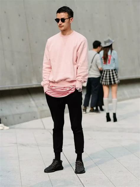 男人穿粉红色衣服很娘？不，那是你不懂时尚！这样搭配裤子潮翻天_牛仔裤