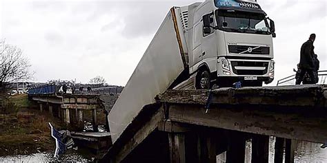 大桥被卡车压塌 致2人死亡_凤凰网