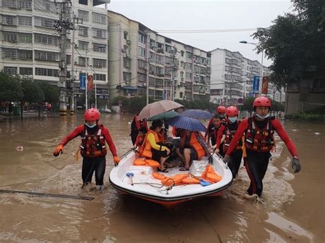 [经济日报]战滔天洪水 守一方平安——全国消防救援队伍奋战在抗洪救灾第一线